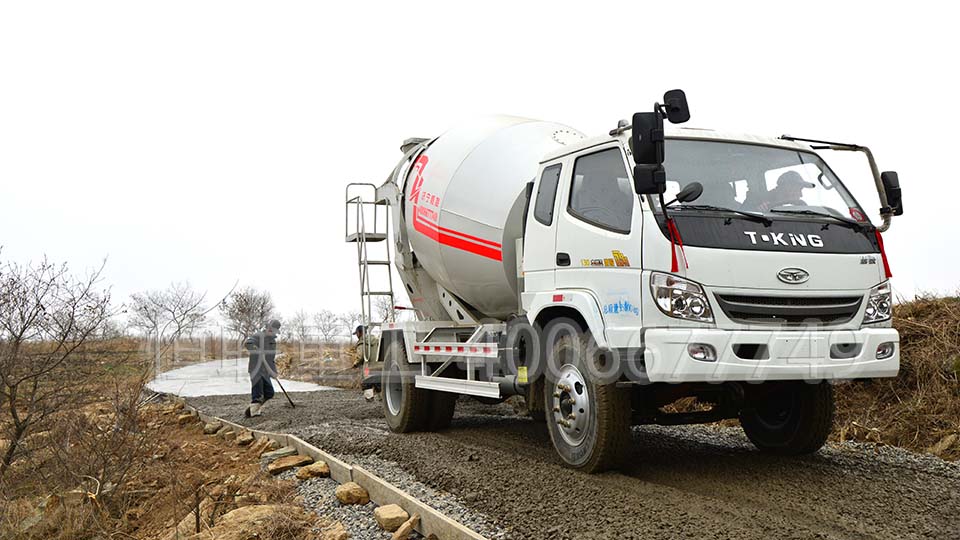 6立方搅拌车修建混凝土公路